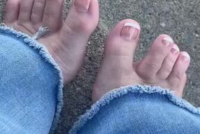Sexy teen spreading her toes for you