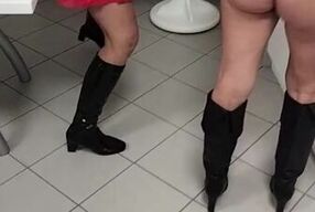 Segretaria e amica fanno le stupide in ufficio