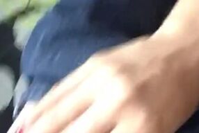 Mientras mi hermanastro duermo le acaricio sus pies