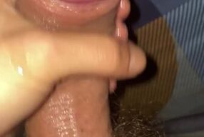 ????▶️???? Spanischer Reisender masturbiert seinen großen Schwanz und provoziert einen Spritzer bei der