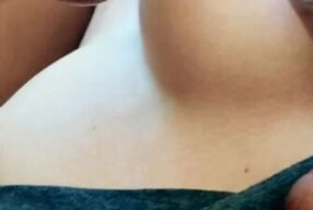 Gozando no peitinho dela