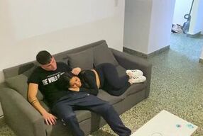 Lo encuentro mirando una pelicula y me invita a ver con el