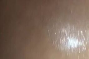 Garota com peitos grandes se masturbando e mostrando o cu