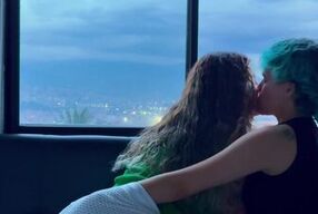 UN DEDITO EN EL CULO! Que rico el morbo, la volveré adicta a mis dedos