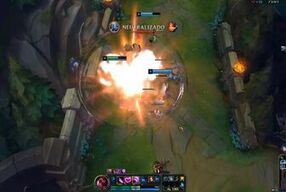 Jogando League Of Legends enquanto é fodida pelo namorado