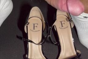 Tacchi nuovi, la mia ragazza vuole che gli strofino il cazzo e che gli sborro sopra ???? ????