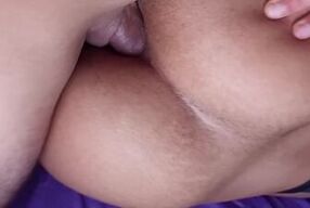 Ela tem a bunda grande e o cuzinho pequenininho !