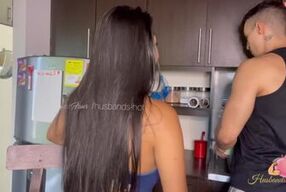 Le cuento a mi amiga que quiero follarmela y me saca toda la leche