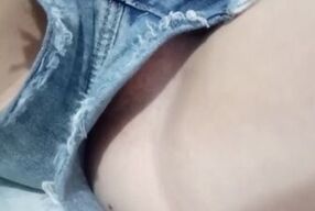 estudiante deja ver todo debajo del short