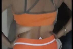 Sexo anal con puta latina! Me entrega el culo de perrito en la silla.