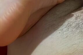 Amica mi tocca il cazzo con i piedi fino a farmi sborrare