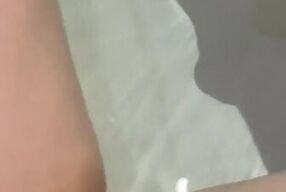 Девушка после секса с кримпаем писает в воду в ванне! Грязные Русские Разговоры