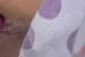 Joven latina masturbándose