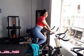 YuliethGomez undresses in her GYM routine, doing some spicy sports