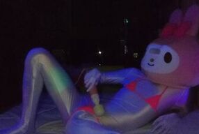 暗闇で淫らに映えるマイクロビキニ！マイ○ロディ(♂️)が暗闇でオナニーしてみた????腰ガクガクしながらイクとこ見てて…????【サ○リオドピューロランド】【ハロウィン】