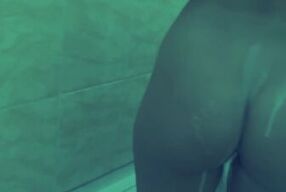 КРАСОТКА моется в душе