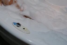 Красивая блондинка принимает ванну и ласкает грудь