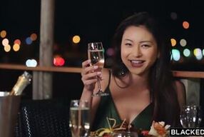 ゴージャスな日本のポルノスター、レイ・リル・ブラックがイケメンの見知らぬ男のために彼氏を捨てる 2160 - Rae Lil Black