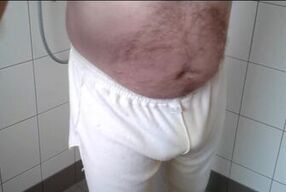 01 - Pissen in weißer Jogginghose