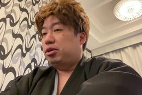 着物を着て洗濯を待ってる男